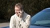 Podnapil� Roman Janou�ek telefonuje u sv�ho nabouran�ho vozu.
