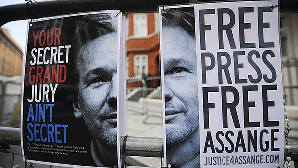 Assange nyní svou přítomností na ekvádorské ambasádě v Londýně způsobil diplomatickou roztržku mezi oběma státy. Assange nyní svou přítomností na ekvádorské ambasádě v Londýně způsobil diplomatickou roztržku mezi oběma státy.