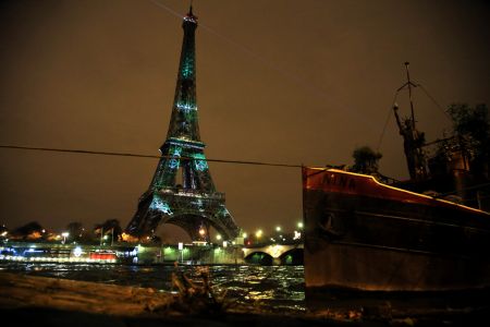 Svtelné efekty na Eiffelov vi bhem paíské klimatické konference