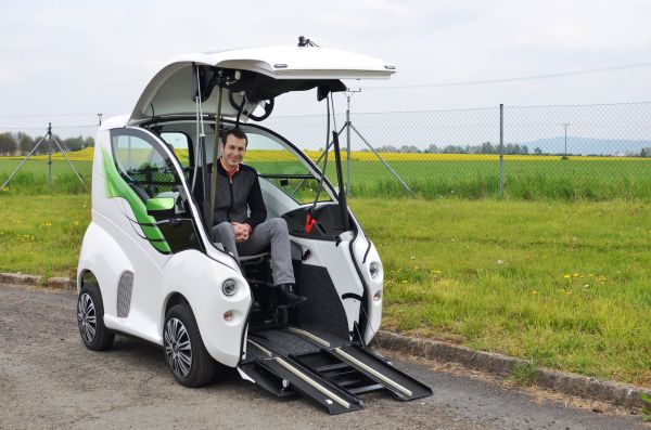 Ladislav Br&aacute;zdil mlad&scaron;&iacute; a speci&aacute;ln&iacute; vozidlo pro voz&iacute;�k&aacute;�e Elbee od firmy ZLKL