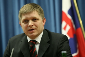 Faktor Fico zabral. Smer eurovo�by na Slovensku jasne vyhral, jeho koali�n� partneri v�ak str�caj� podporu �ud�. Sn�mka: HN/Peter Mayer