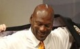 Michael Jordan si obl�k� sako p�ed uveden�m do s�n� sl�vy.