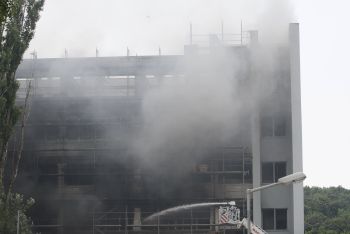 Hasenie požiaru budovy Slovenskej akadémie vied. Snímka: TASR/Halász Hasenie požiaru budovy Slovenskej akadémie vied. Snímka: TASR/Halász