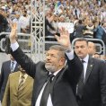 Muhammad Mursí mává příznivcům Muslimského bratrstva