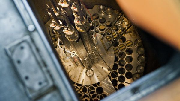 Nap�&iacute;klad speci&aacute;ln&iacute; niklovou slitinu, kter&aacute; je schopn&aacute; fluoridn&iacute; soli udr�et, zat&iacute;m vyvinuly jen t�i st&aacute;ty: USA, �&iacute;na a �esko.