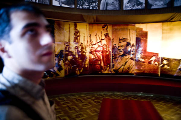 Expozice zachycují fotografie z vůdcova dětství a politické kariéry. / Foto: Milan Jaroš