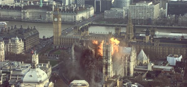 Snímek s výbuchem Westminsterského paláce z filmu Pád Londýna.