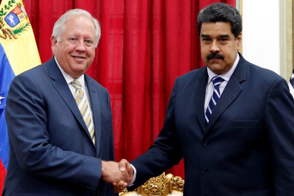 Venezuelsk&yacute; prezident Nicol&aacute;s Maduro si t�ese pravic&iacute; s americk&yacute;m diplomatem Thomasem Shannonem.