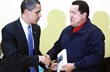 Chavez dává knihu Obamovi Chavez dává knihu Obamovi