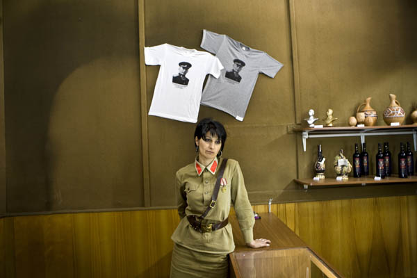„Stalin byl hrdina,“ myslí si průvodkyně ve Stalinově muzeu v jeho gruzínském rodišti Gori / Foto: Milan Jaroš