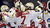 Hokejist� Slavie se raduj� z branky.