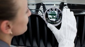 Znak �koda Auto na jednom z voz� automobilky.