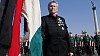 Roztrhan� ma�arsk� vlajka v rukou �lena radik�ln� Ma�sarsk� n�rodn� gardy jakoby symbolizovala sou�asn� stav Ma�arska.