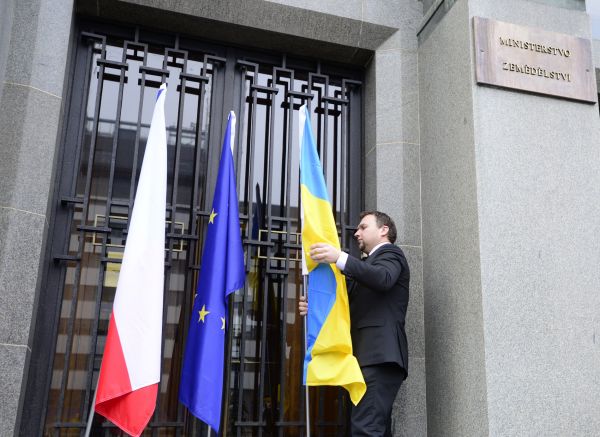 Ministr zemdlství Marian Jureka vyvsil 6. bezna ped budovou úadu na praském Tšnov ukrajinskou státní vlajku.