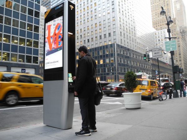 Jeden z wifi kiosk� LinkNYC v ulic&iacute;ch New Yorku