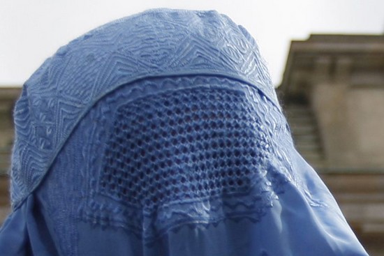 Jak se zahalují muslimky ve světě. muslimka-zahalena-burka_550x367_.jpg