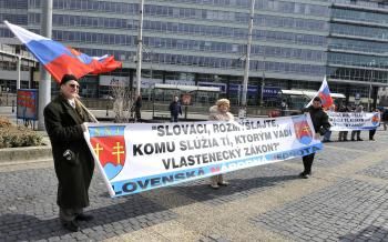 Asi dve a tri stovky demontrantov sa 14. marca 2010 zili na vz007600750020006dimovld006eych organizc0069 006ea bratislavskom Hodovom nm0065st.0020TASR/Pavel Neubauer Asi dve a tri stovky demontrantov sa 14. marca 2010 zili na vz007600750020006dimovld006eych organizc0069 006ea bratislavskom Hodovom nm0065st.0020TASR/Pavel Neubauer