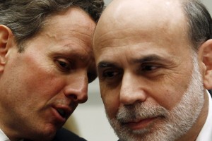 Americký minister financií Timothy Geither a prezident FEDu Ben Bernanke. Snímka: Reuters Americký minister financií Timothy Geither a prezident FEDu Ben Bernanke. Snímka: Reuters