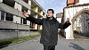 Havl��kobrodsk� radn� Libor Honz�rek ukazuje architektonick� nesoulad.