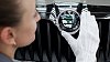 Znak �koda Auto na jednom z voz� automobilky.