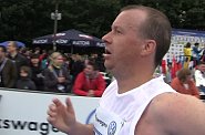 Koment�tor HN Petr Honzejk v c�li pra�sk�ho maratonu