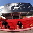 Tepich je na m�st�, v Cannes se m��e za��t