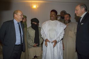 Nigersk prezident (uprosted) a francouzskmi ministry zahrani (vpravo) a obrany (vlevo) a proputn rukojm