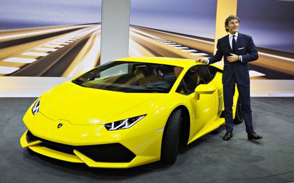 Pedseda pedstavenstva a prezident italského výrobce sportovních automobil Lamborghini Stephan Winkelmann pedstavil nový vz Lamborghini Aventador Huracan