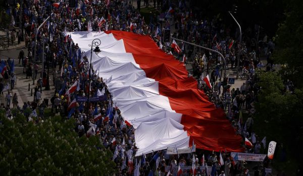 Ve Var&scaron;av� demonstruj&iacute; statis&iacute;ce lid&iacute; proti opat�en&iacute;m polsk&eacute; vl&aacute;dy.