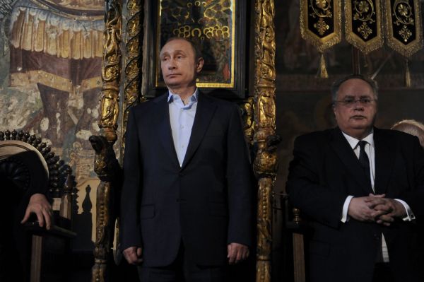 Rusk&yacute; prezident Vladimir Putin a �eck&yacute; ministr zahrani�&iacute; Nikos Kotzias b�hem Putinovy ofici&aacute;ln&iacute; n&aacute;v&scaron;t�vy v �ecku zav&iacute;tali tak&eacute; do chr&aacute;mu Protagon.