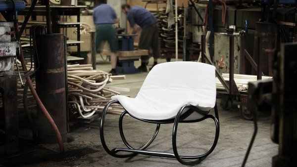 N&aacute;bytk&aacute;�i letos vyrob&iacute; nejv&iacute;ce n&aacute;bytku. Na sn&iacute;mku �idle firmy TON.