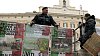 Italsk� karabini�r v rozhovoru s jedn�m z protestuj�c�ch Ital�.