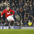 Wayne Rooney prom��uje penaltu proti Chelsea.
