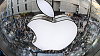 Ilustrační foto - Apple, logo firmy na obchodem v Mnichově.