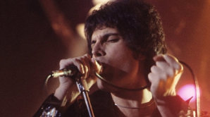 Mercury byl s virem HIV diagnostikov�n v roce 1987, zem�el o �ty�i roky pozd�ji.