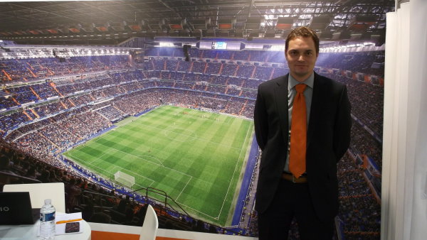 Jednatel spolenosti Schwank Aleš Fukar ped fotkou fotbalového stadionu Realu Madrid