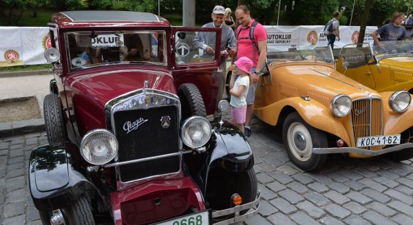 V pra�sk&eacute; Opletalov� ulici se dnes dopoledne sjely des&iacute;tky historick&yacute;ch vozidel, zejm&eacute;na motocykl� zna�ky Praga.
