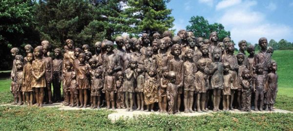 Socha� Hampl se s lidick&yacute;m pam&aacute;tn&iacute;kem soudil, proto�e v roce 2008 byla bez jeho svolen&iacute; zm�n�na deska u pomn&iacute;ku.