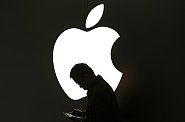 Silueta muže v logu Applu Silueta muže v logu Applu