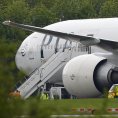 Letadlo p�kist�nsk�ch aerolini� odstaven� na leti�ti Stansted.