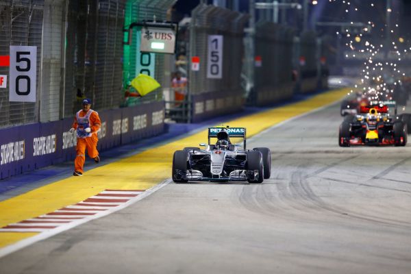 Po restartu z&aacute;vodu formule 1 v Singapuru po okruhu pob&iacute;hal tra�ov&yacute; komisa�