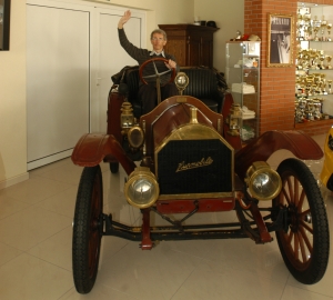 Vladim�r �iampor a jeho Fiat 500, J�n Hor��k so svojimi veter�nmi Ford Mercury a Paackard Twelve . Jozef V�ry pripravuje Moskvi� 408 na sez�nu , Milo� Karell svoju Volgu vyu��va naplno.