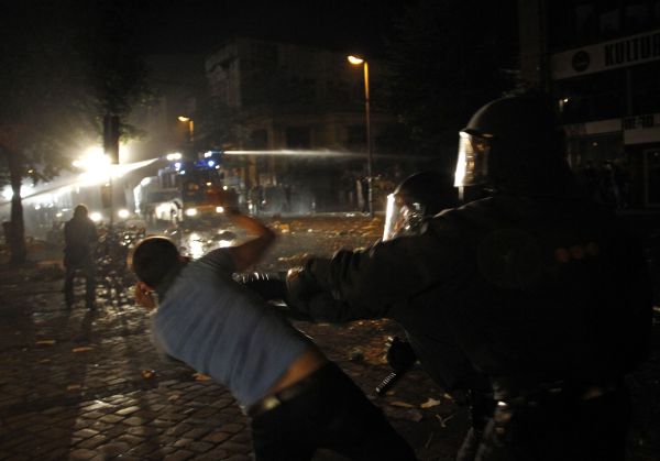 Po ľudovej veselici v Nemecku zasahovali tisícky policajtov. Snímka: Reuters Po ľudovej veselici v Nemecku zasahovali tisícky policajtov. Snímka: Reuters