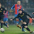 Plze�sk� obr�nce David Bystro� v souboji s Lionelem Messim.