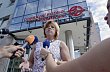 Sou�asn� �editelka Magdalena �e�kov� hovo�� s novin��i p�ed budovou pra�sk�ho dopravn�ho podniku, kde zasahuje protikorup�n� policie.
