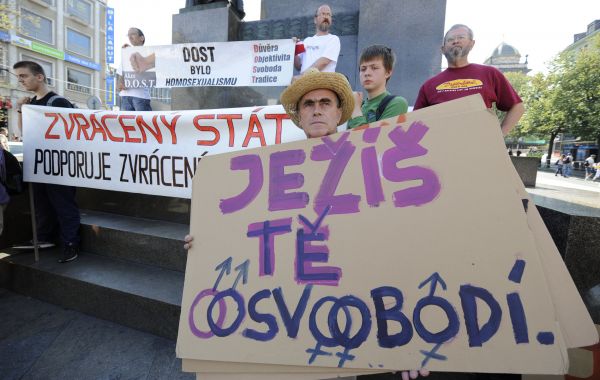 Protestující proti průvodu Prague Pride
