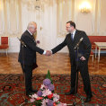 Premi�r Petr Ne�as p�edal na Hrad� demisi do rukou prezidenta