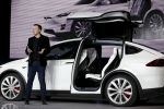 Tesla pedstavila nov Model X - Elon Musk pedstavuje nov auto