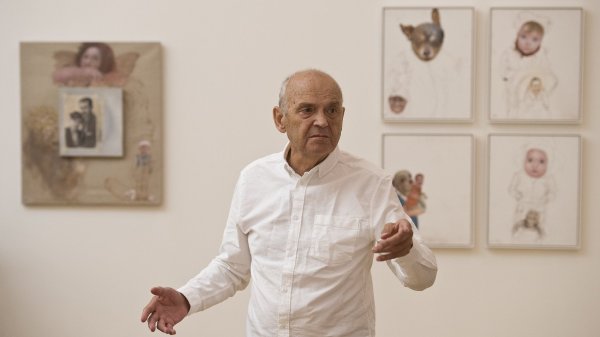 Ji�&iacute; Anderle na sn&iacute;mku ze sv&eacute; v&yacute;stavy v pra�sk&eacute;m Obecn&iacute;m dom�.