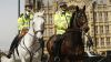 Policejn� patrola p�ed lond�nsk�m parlamentem